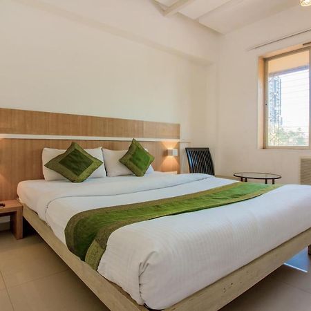 Hotel Treebo Trend Golden Nest Tháné Exteriér fotografie